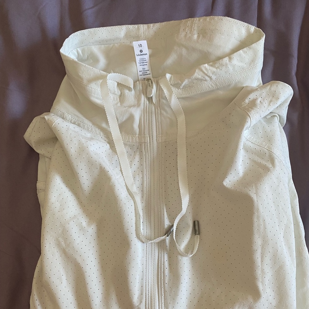 Summer jacket in white.  Wore twice. Excellent condition.